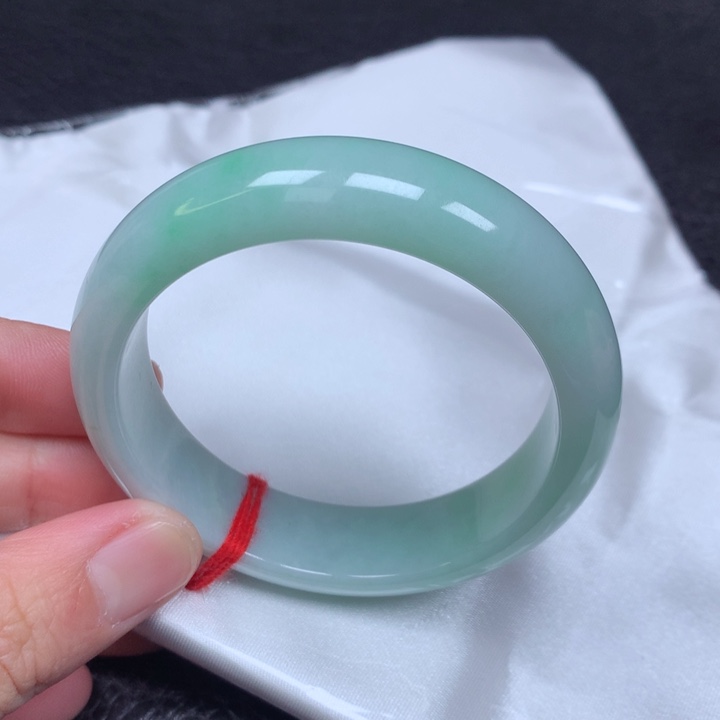 翡翠手镯未镶嵌。