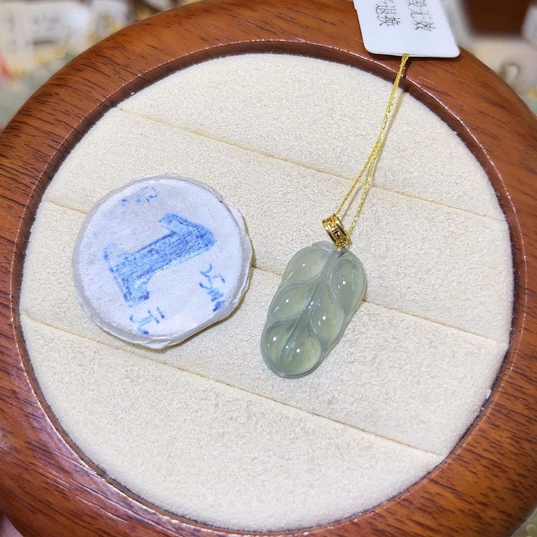 翡翠18K金镶嵌颈饰叶子