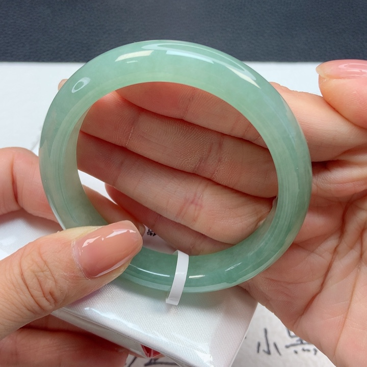 翡翠手镯未镶嵌5556圈茶底色