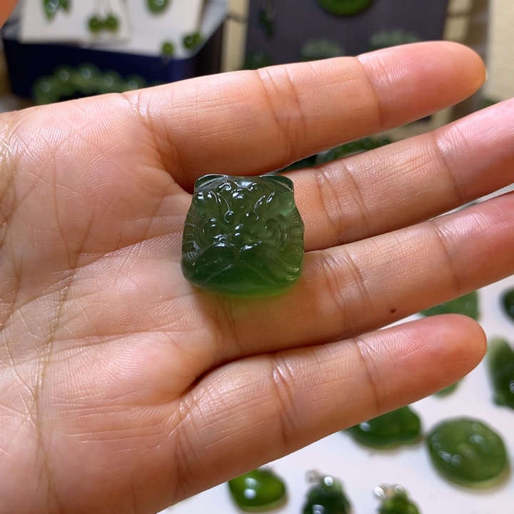 岫玉未镶嵌颈饰吊坠