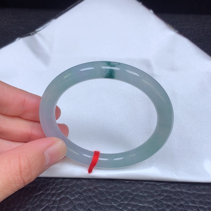 翡翠手镯（圆镯）未镶嵌22。