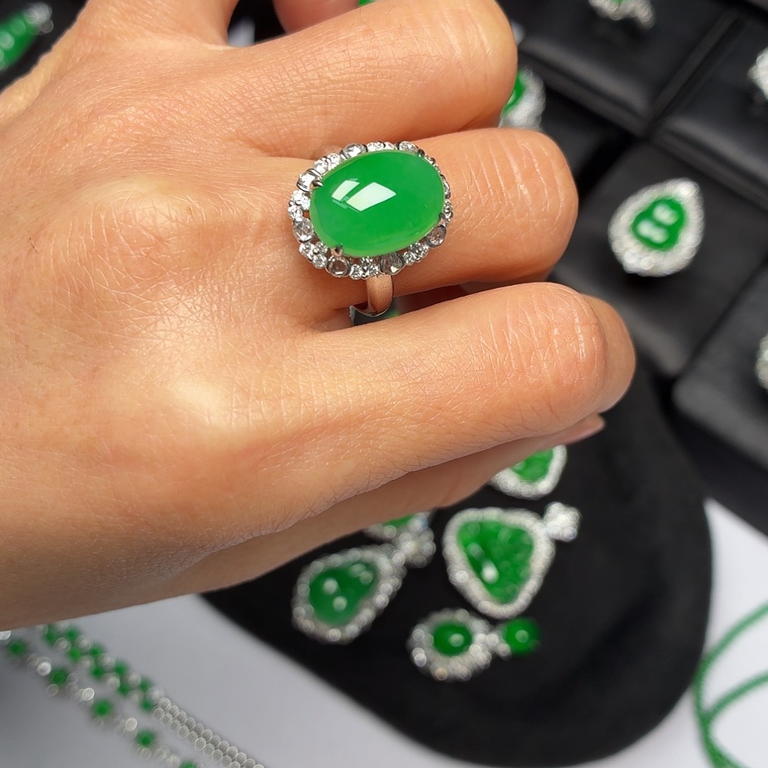 翡翠18K金镶嵌戒指