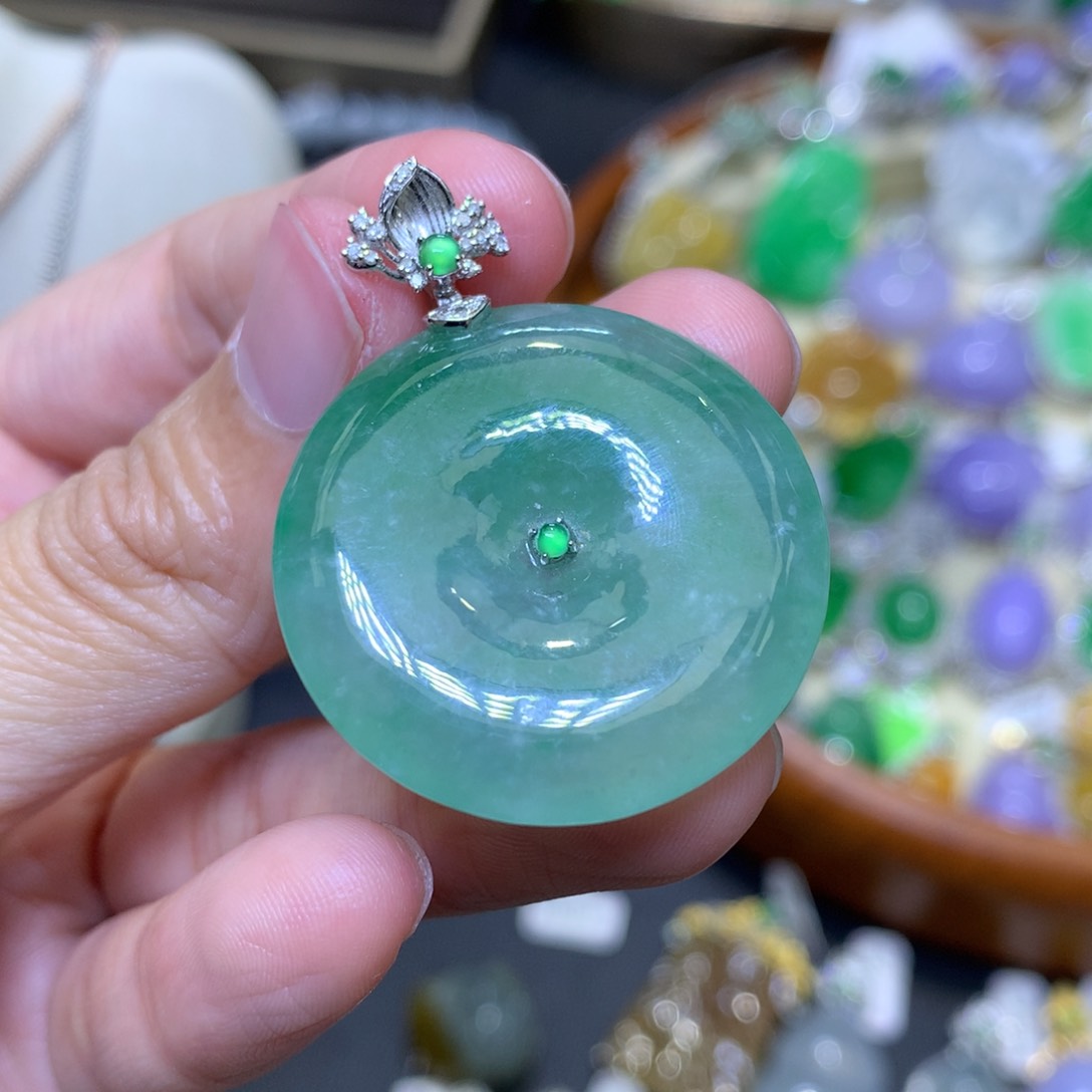 颈饰18K金镶嵌翡翠