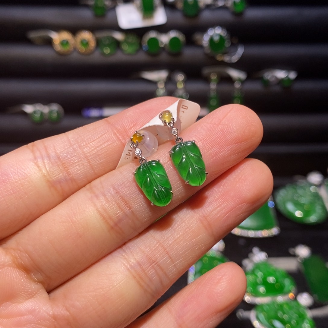 18K金镶嵌翡翠耳饰叶子