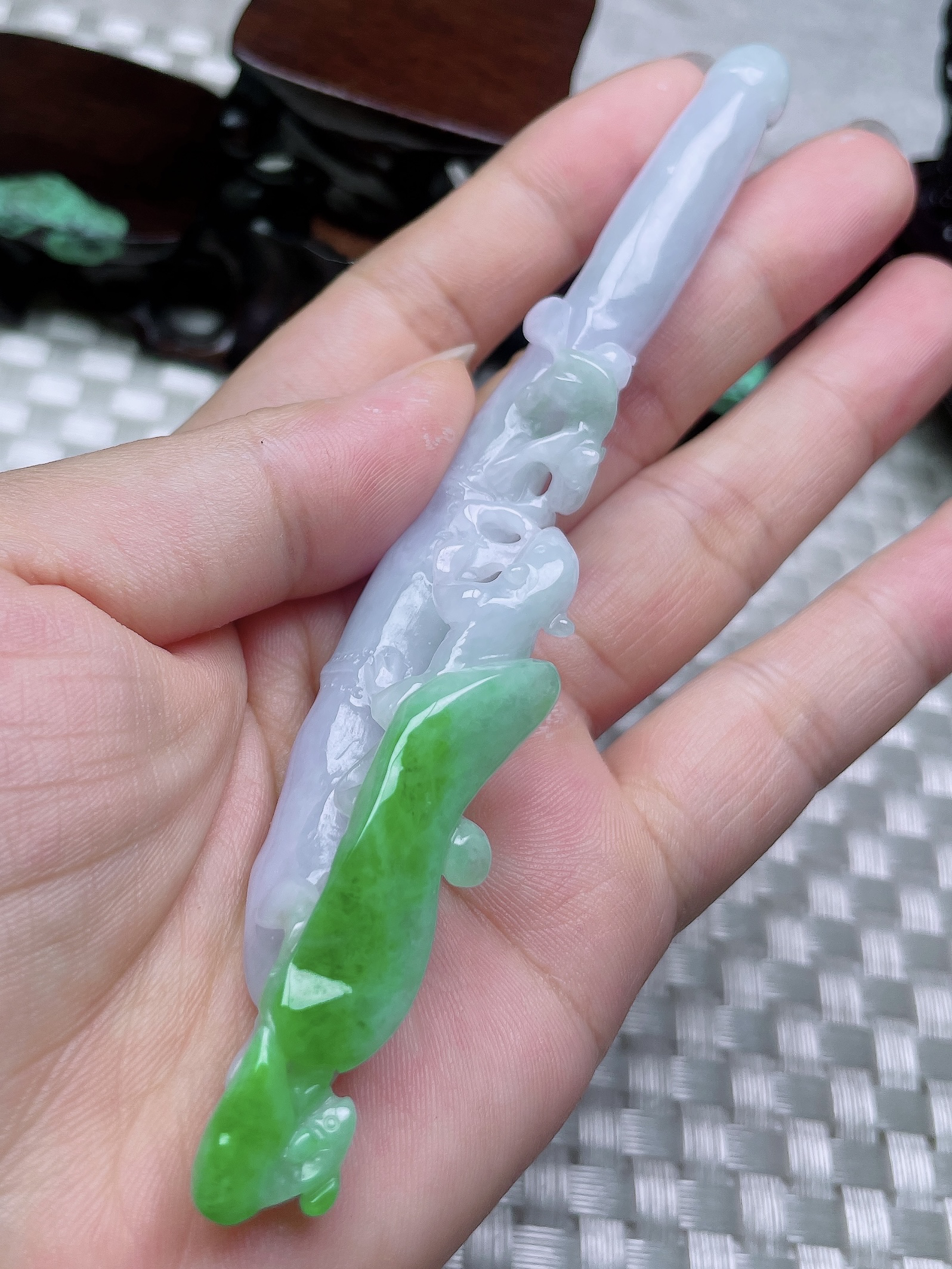 缅甸天然A货翡翠-冰糯种春彩料特色巧雕烟嘴 尺寸125*23*10