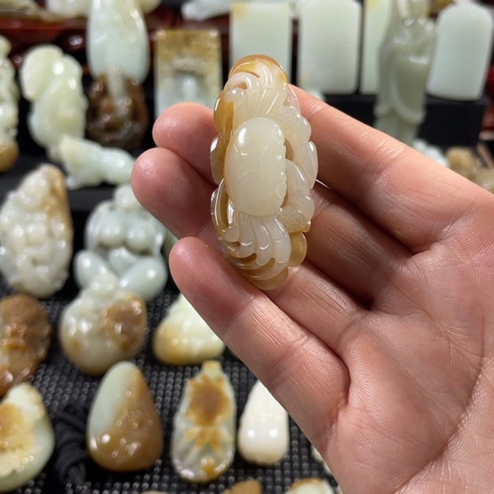 勤***佳和田玉（糖玉）未镶嵌挂件