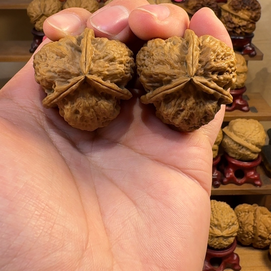 铁核桃把件战斧三棱正奔