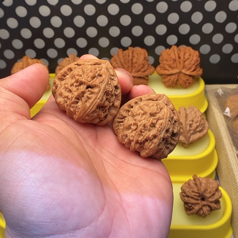 【闪购商品】文玩核桃吊坠三角白