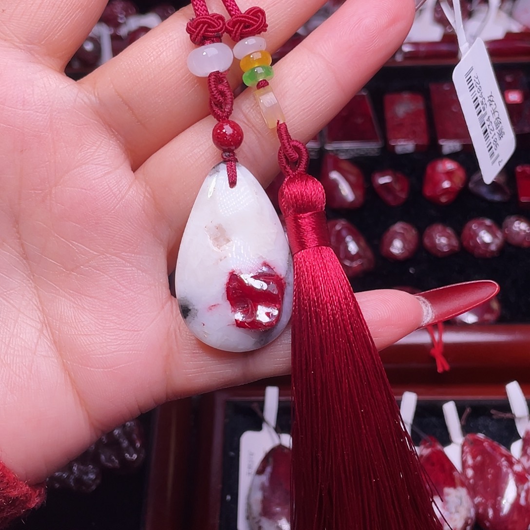 天然辰砂天然朱砂大晶砂吊坠