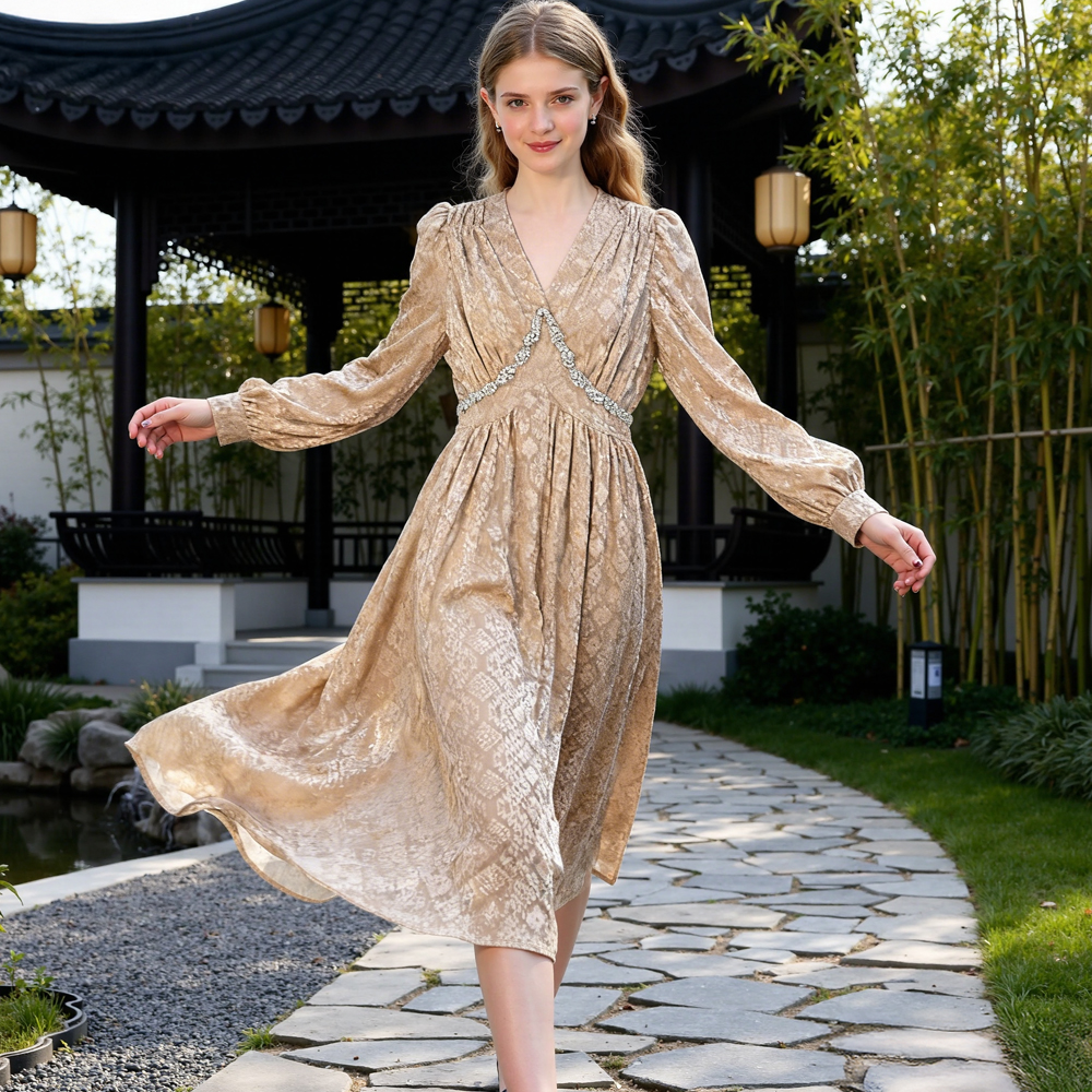 高腰长裙长袖金丝绒夏季爱心刺绣连衣裙遮肉裙子法式女装