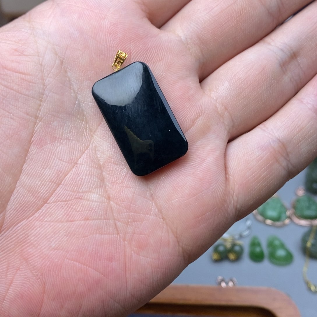 颈饰18K金镶嵌和田玉