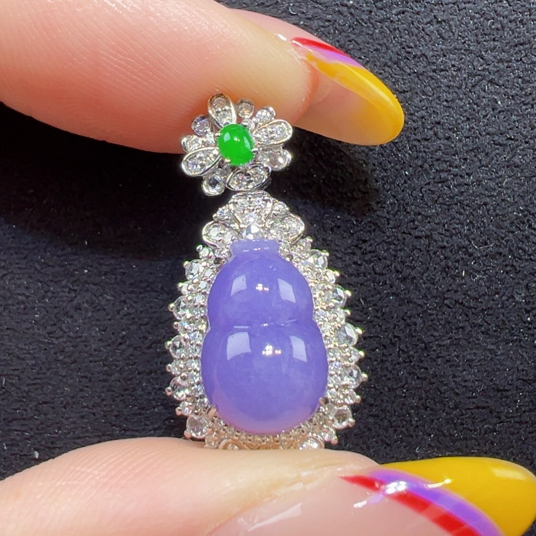 翡翠18K金镶嵌颈饰葫芦