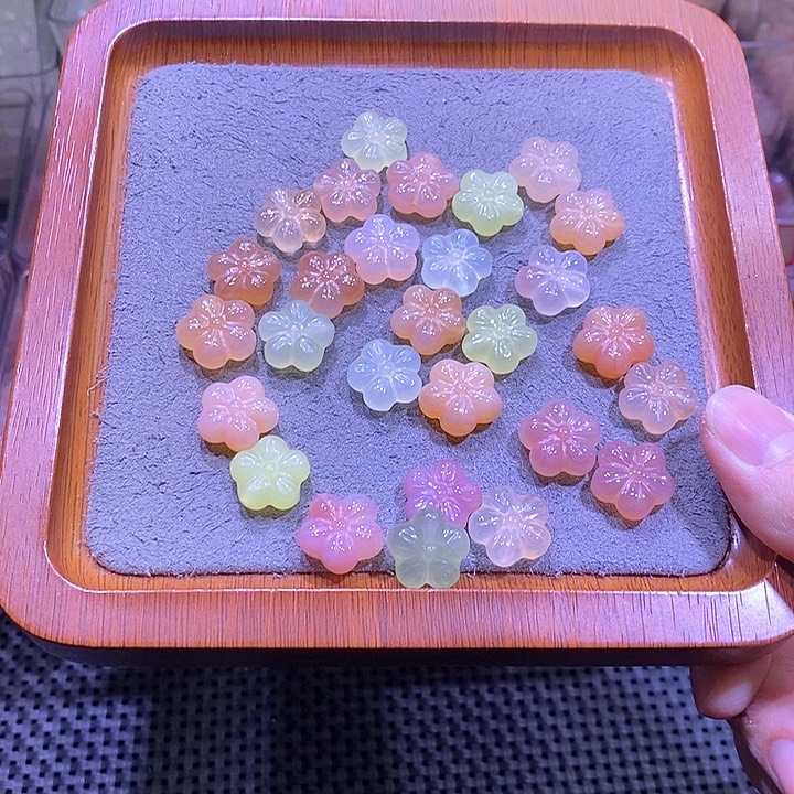 未镶嵌颈饰玛瑙/玉髓彩色梅花一个