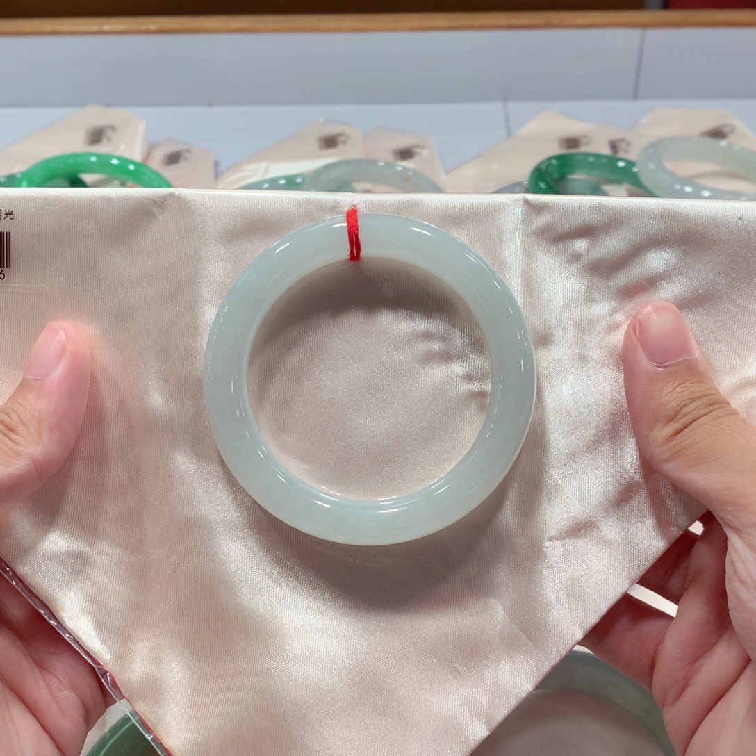 翡翠手镯未镶嵌翡翠手镯