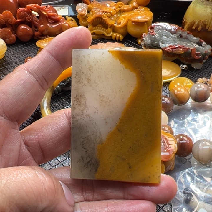 石英质玉（黄龙玉）颈饰未镶嵌