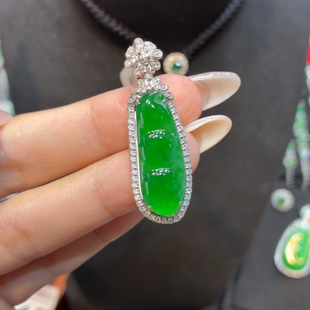 翡翠18K金镶嵌颈饰天然缅甸翡翠