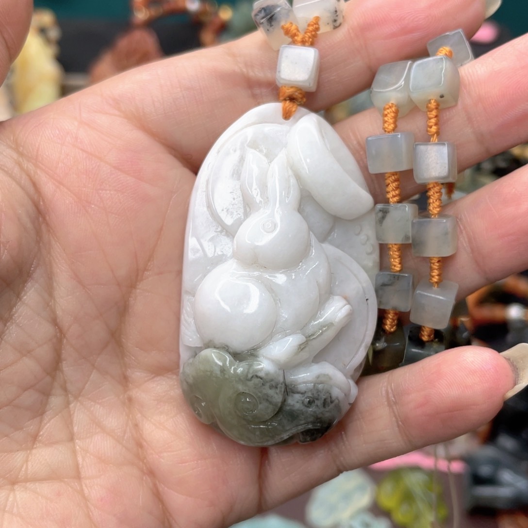 蛇纹石玉颈饰未镶嵌