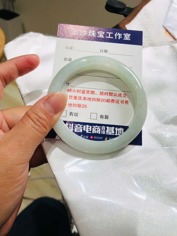 翡翠手镯果绿底色正圈完美