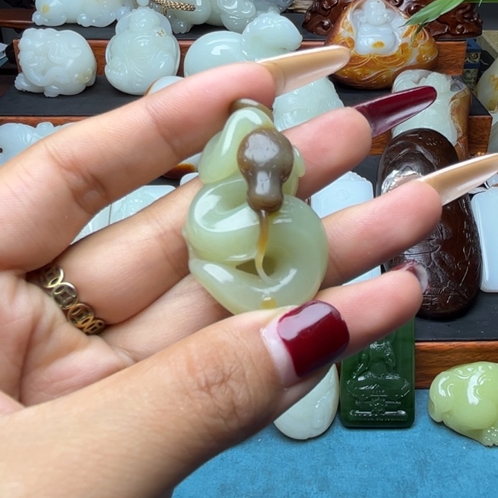 晴***故和田玉未镶嵌颈饰