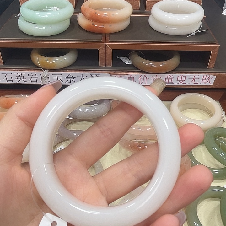 想***胖石英质玉手镯未镶嵌