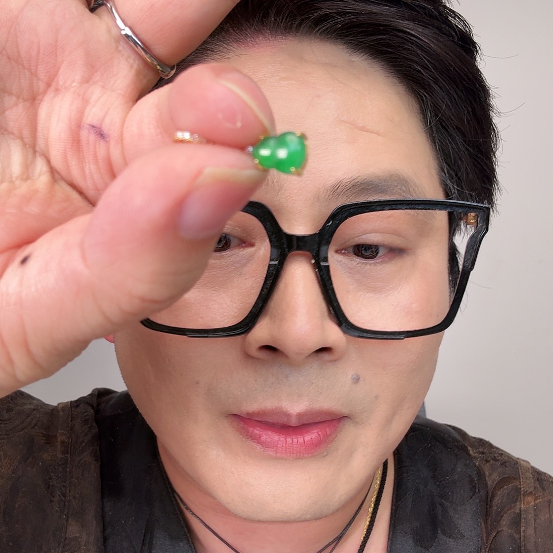 翡翠未镶嵌颈饰一件