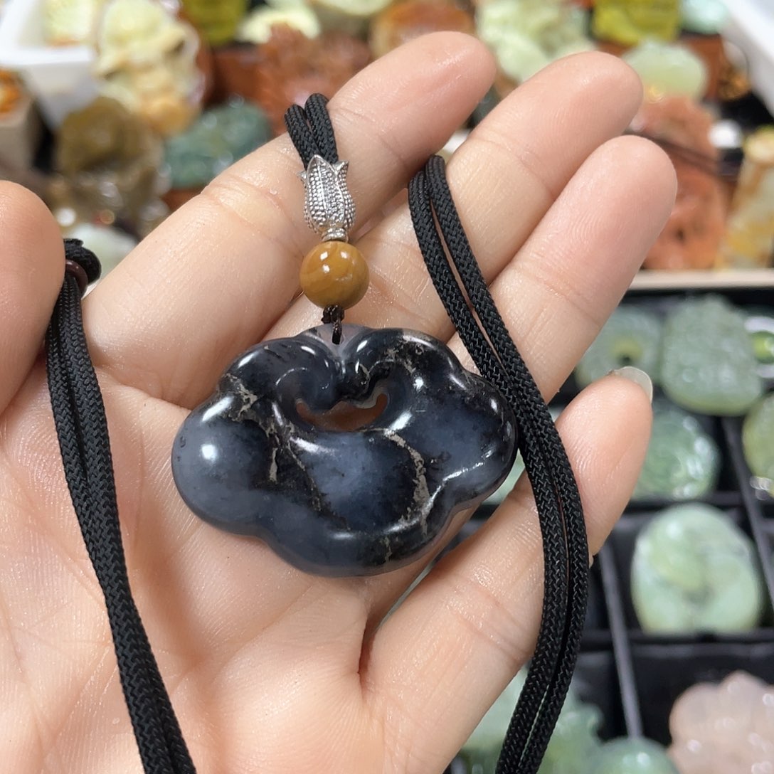 蛇纹石玉颈饰未镶嵌