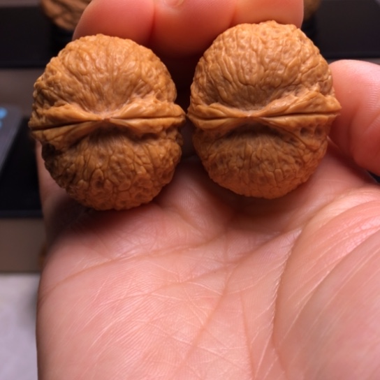 文玩核桃把件冰裂纹绣球32