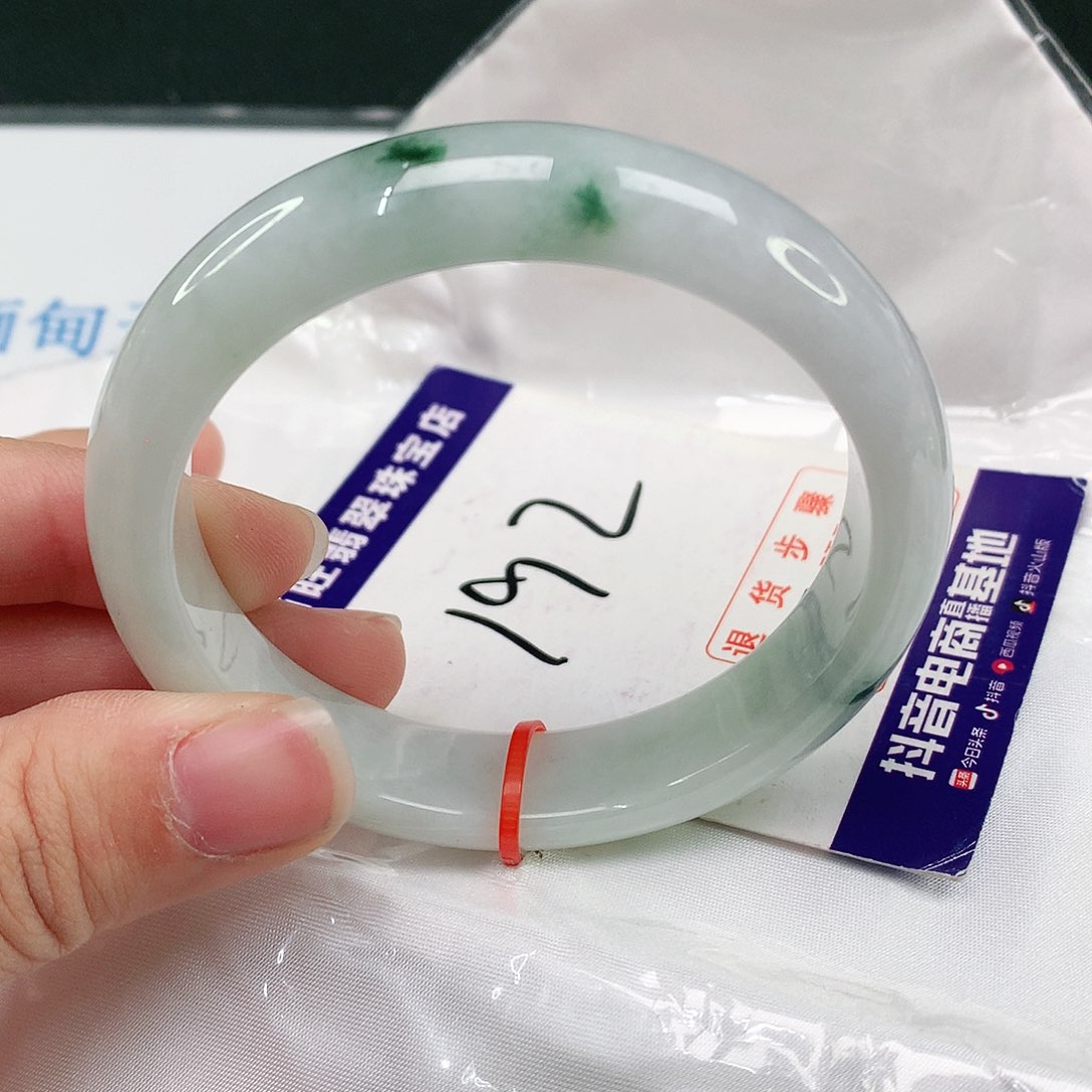 翡翠手镯未镶嵌翡翠