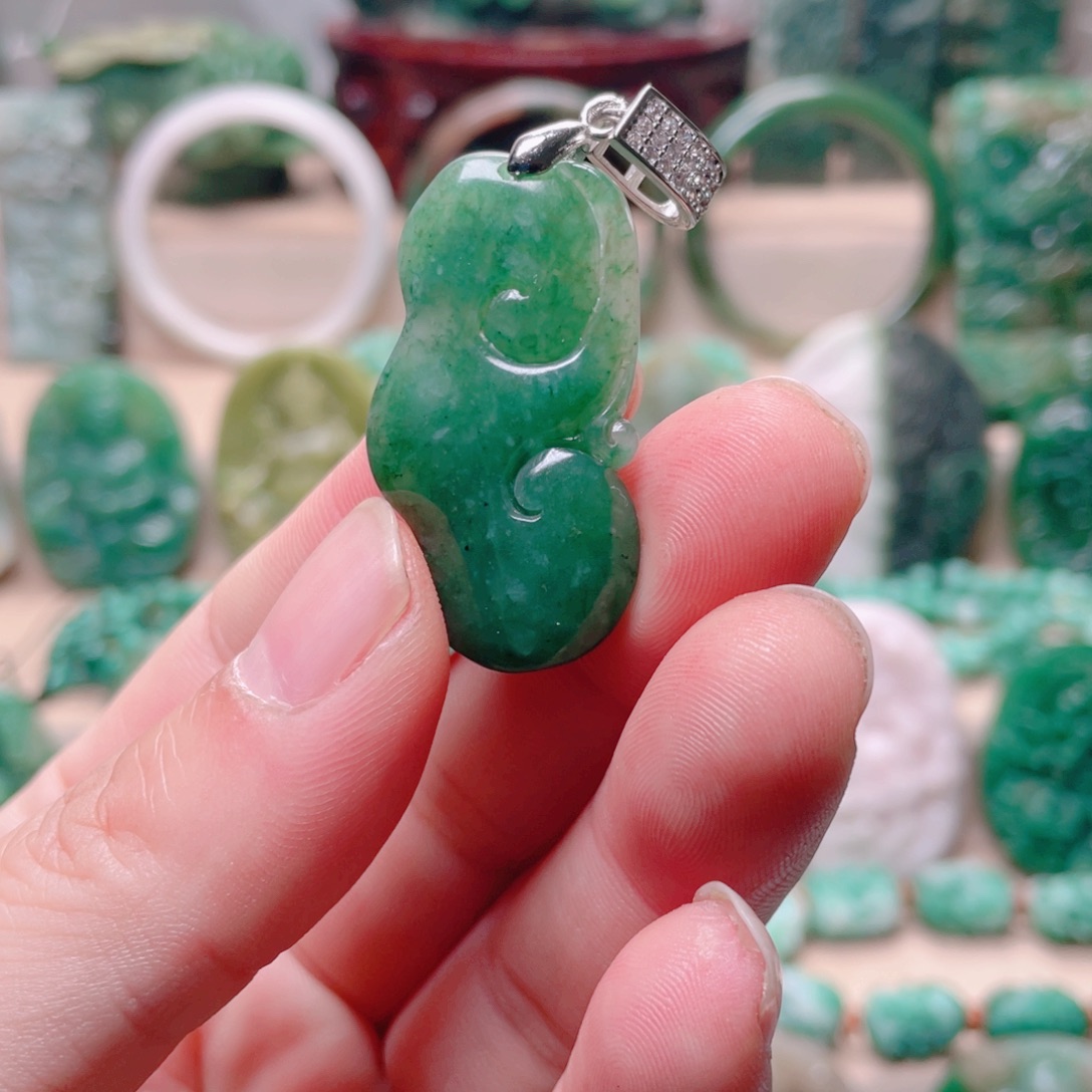 独山玉未镶嵌颈饰