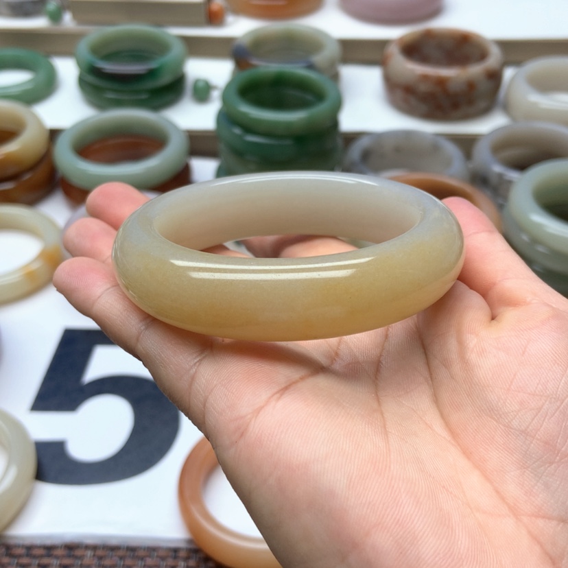 【闪购商品】石英质玉手镯未镶嵌麦*