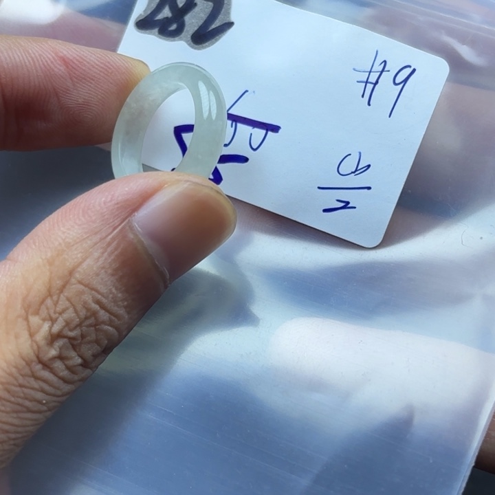 颈饰未镶嵌翡翠戒指