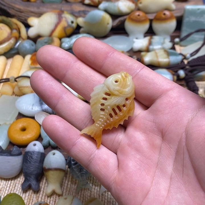 三***疯蛇纹石玉未镶嵌颈饰