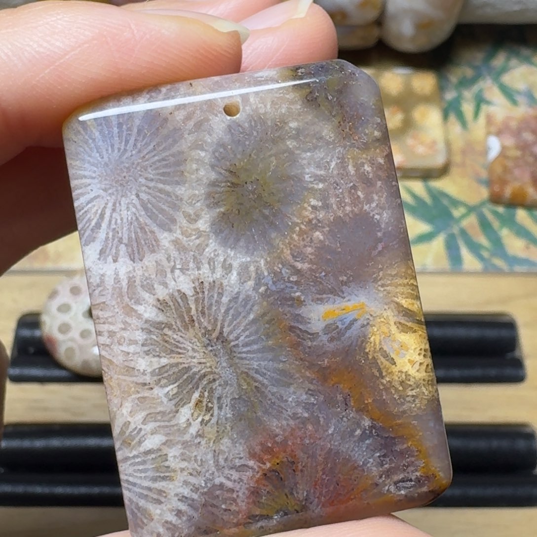 硅化玉未镶嵌玉透紫粉大花，盘它