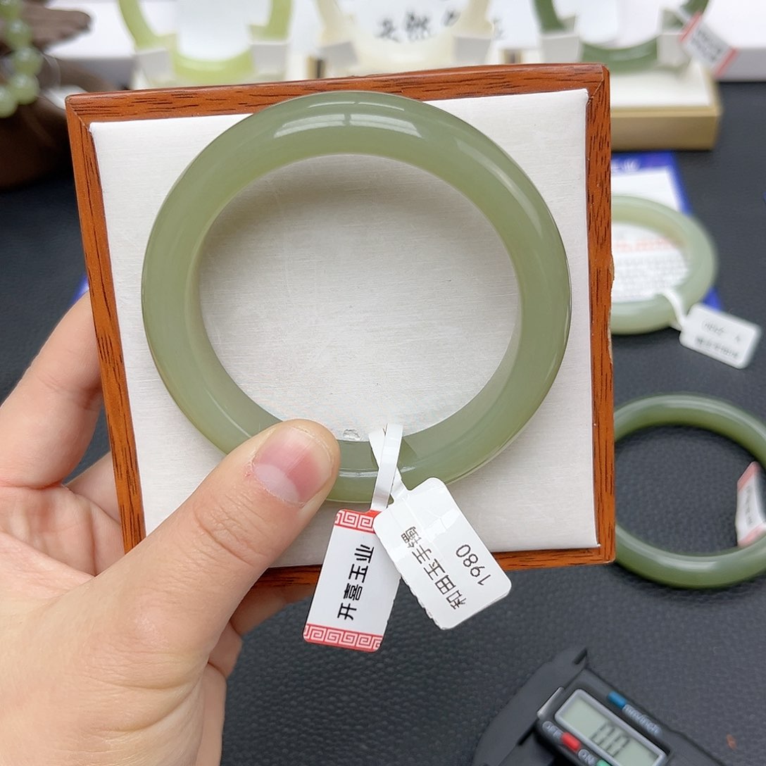 【闪购商品】和田玉手镯未镶嵌57