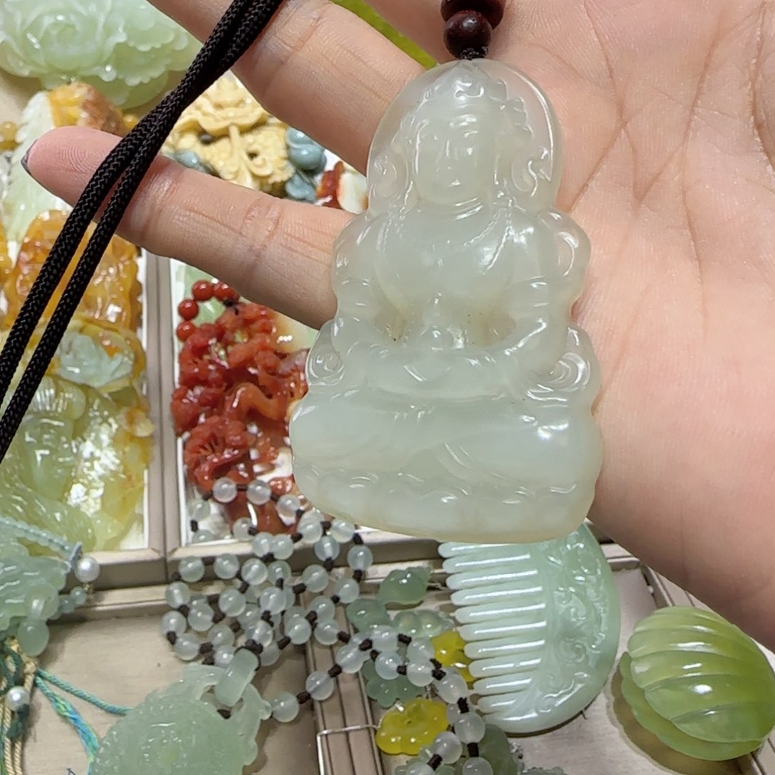 未镶嵌蛇纹石玉吊坠