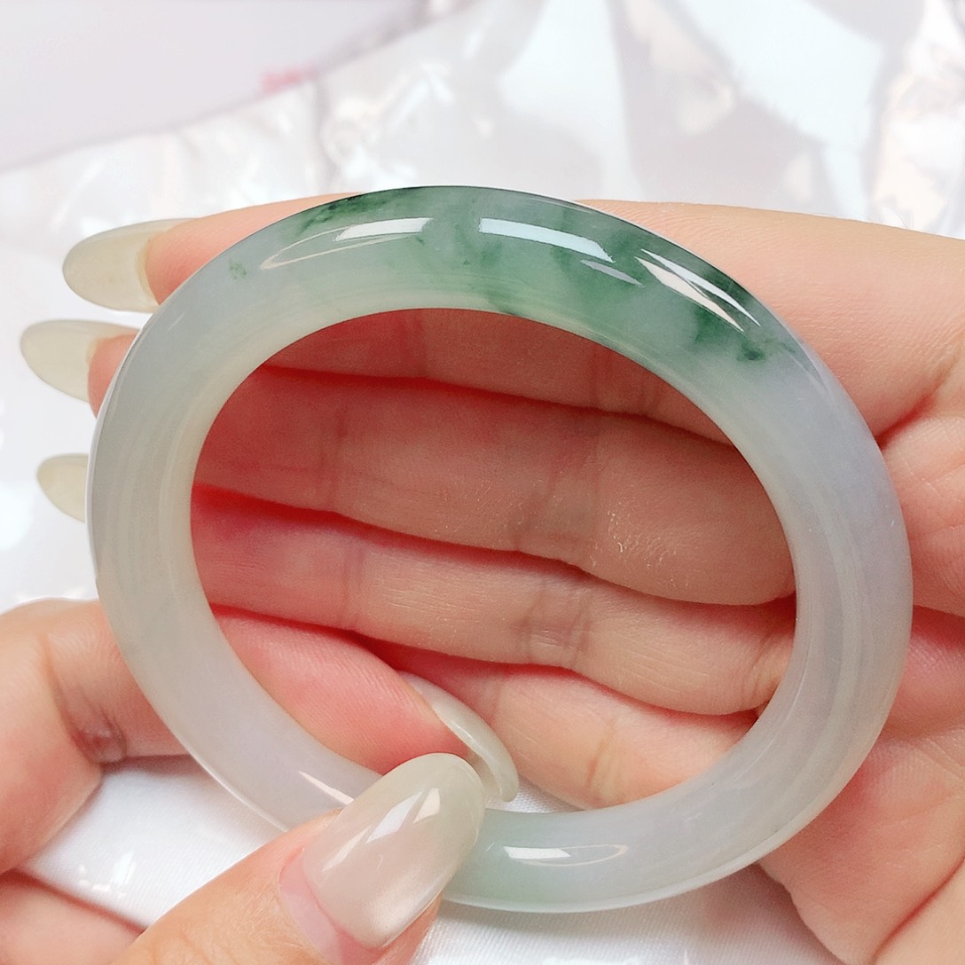 翡翠手镯未镶嵌抖音