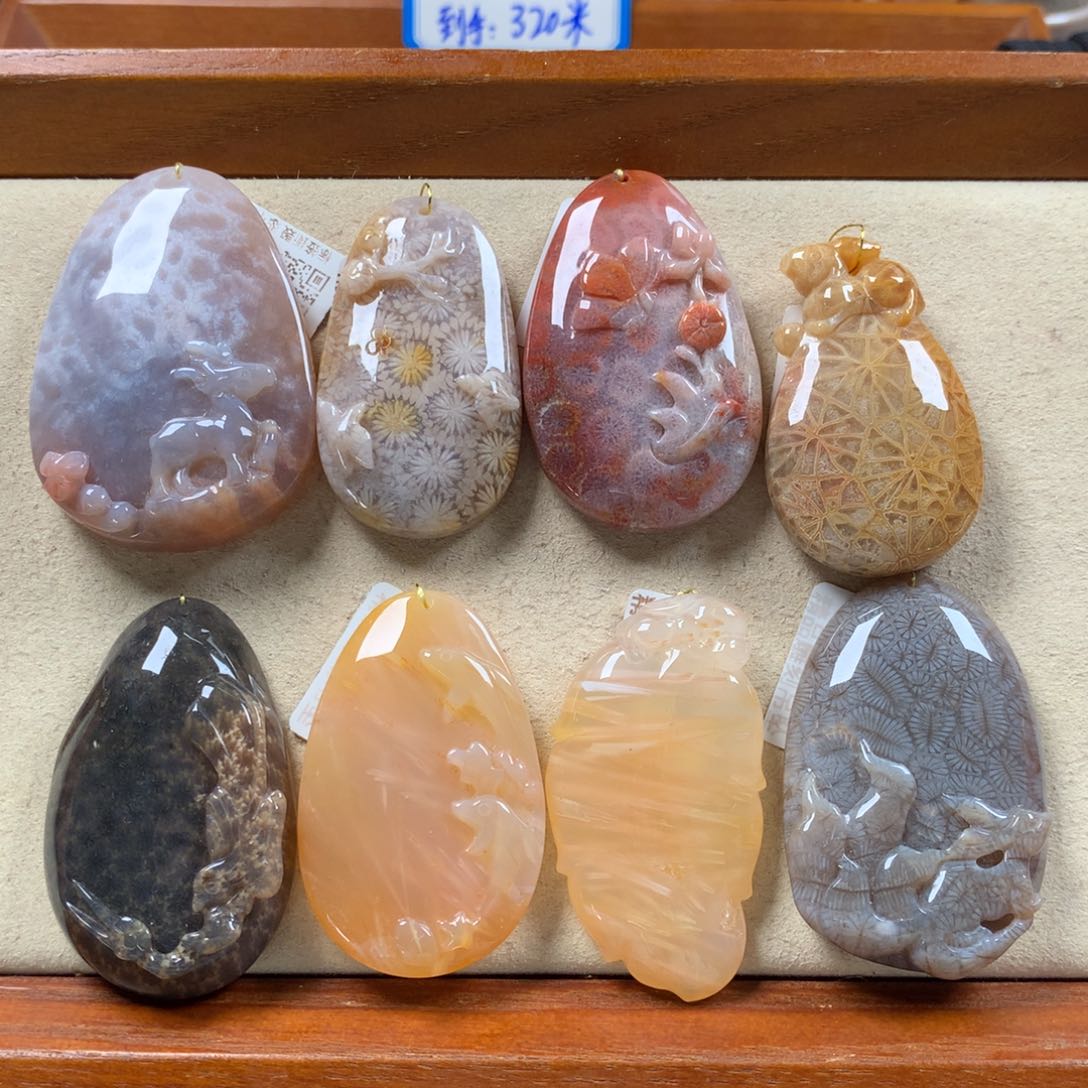 硅化珊瑚（珊瑚玉）雕刻吊坠8折。限今天（女神节）未镶嵌