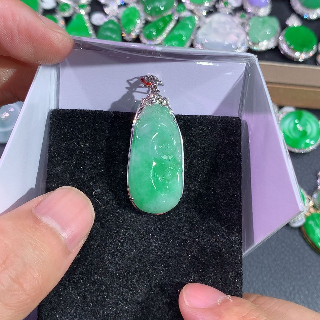 翡翠吊坠(赠链)18K金镶嵌