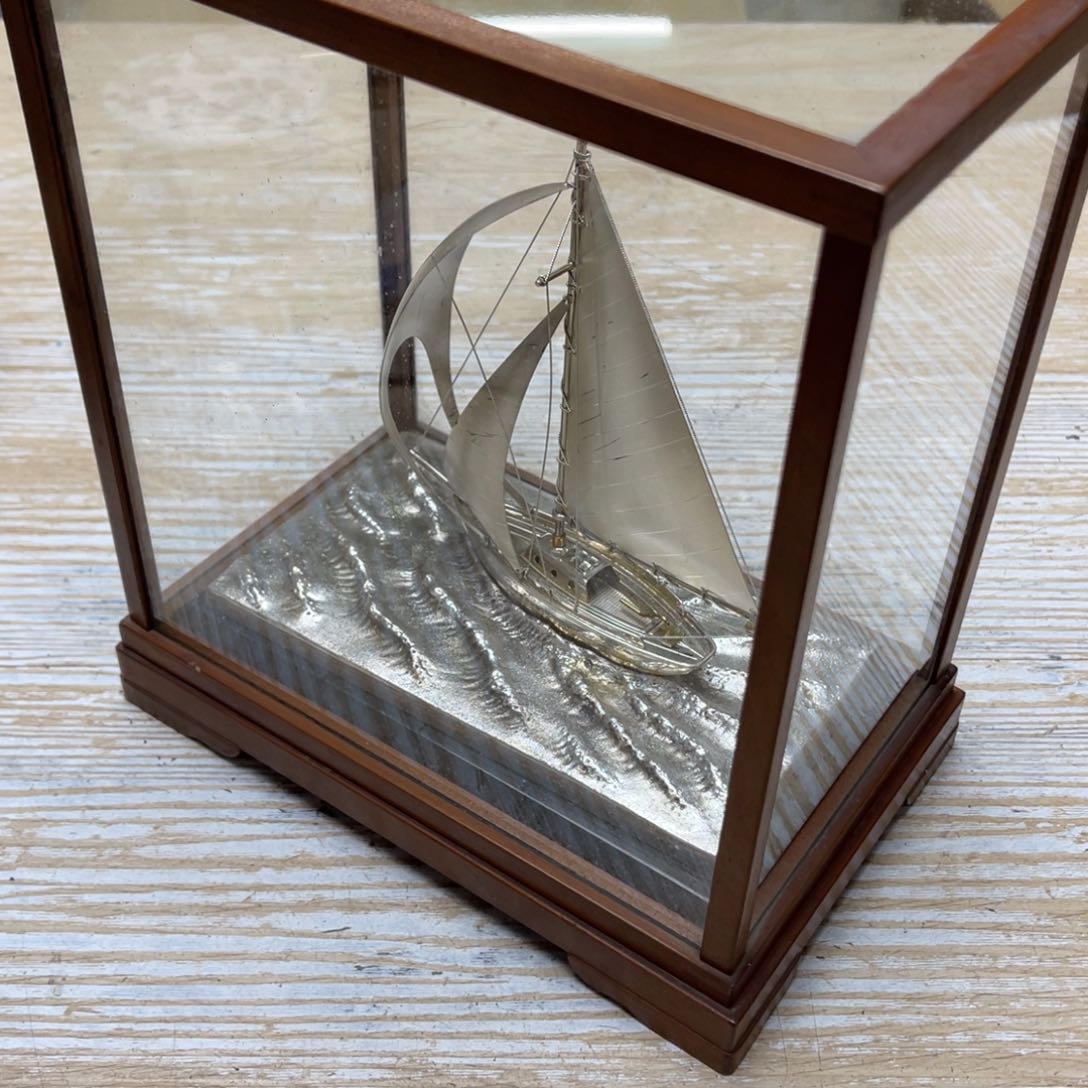 瓷片海*哥密密麻麻地排列着一个