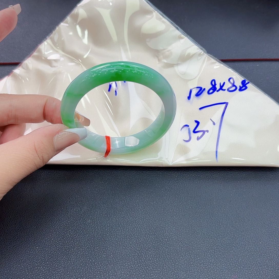 翡翠手镯未镶嵌手镯