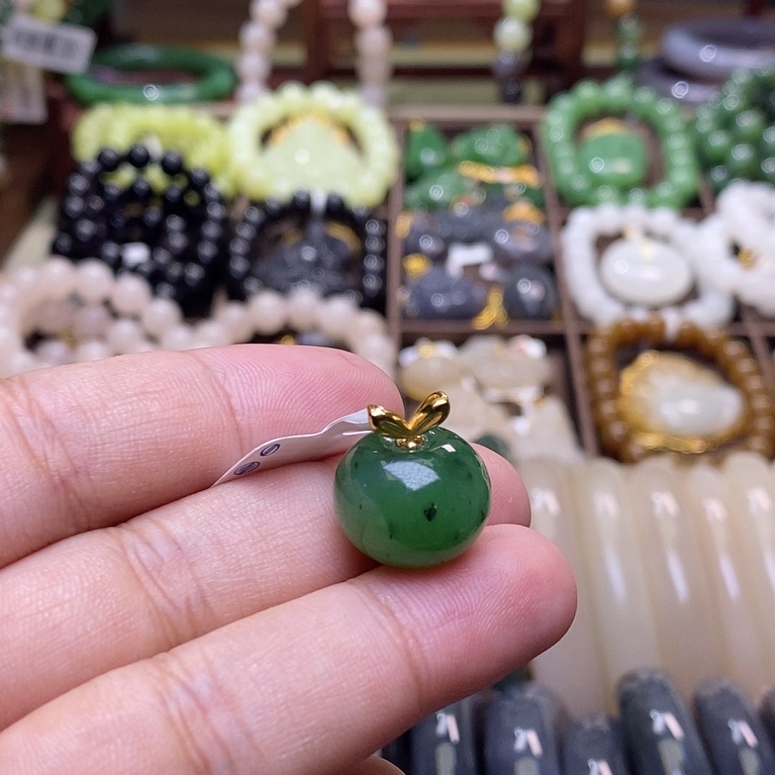 和田玉未镶嵌碧玉俄料高冰阳绿苹果吊坠