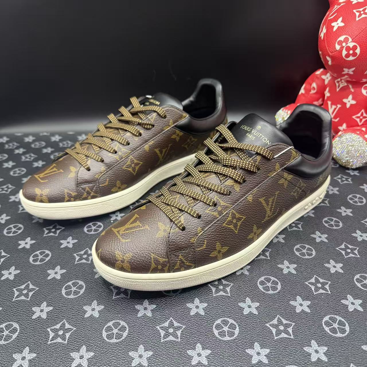 99新 LouisVuitton/路易威登 卢森堡棕老花板鞋 40.5码 xx023