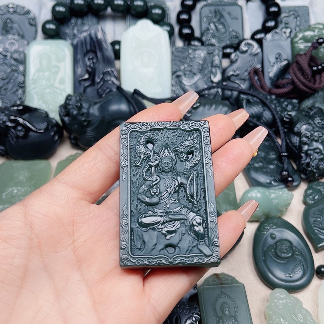 和田玉颈饰未镶嵌赵**?