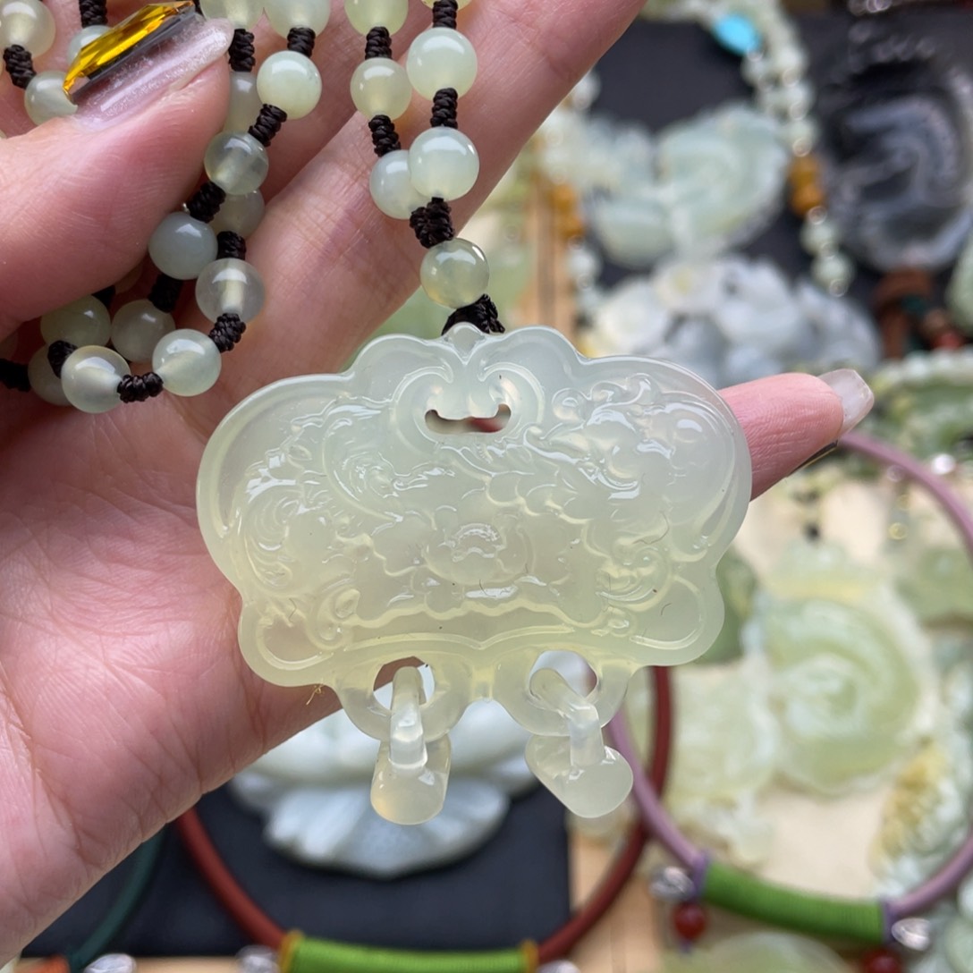 蛇纹石玉颈饰未镶嵌