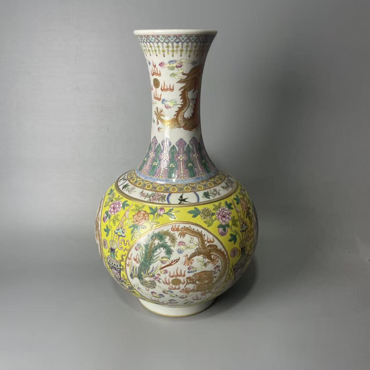 粉彩描金龙凤呈祥赏瓶