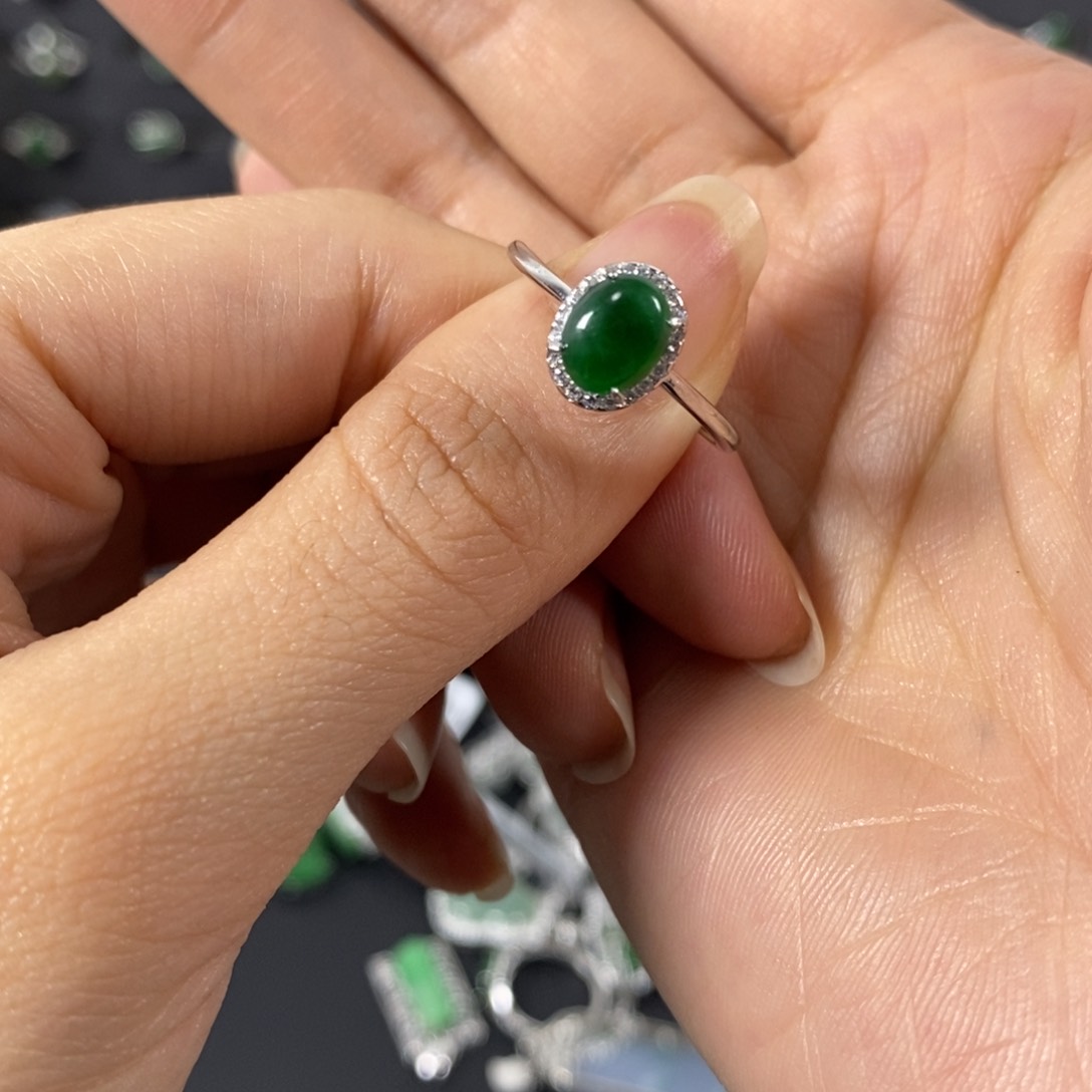 颈饰未镶嵌翡翠随***n翡翠未镶嵌颈饰