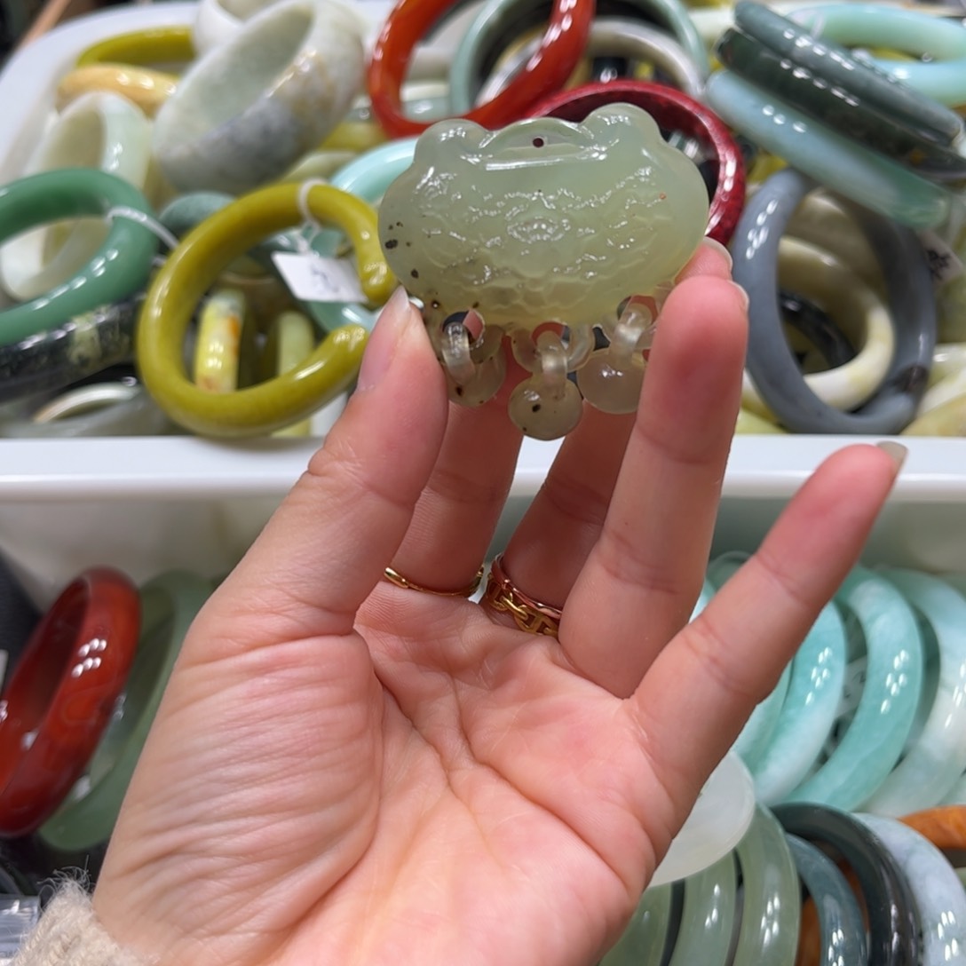 蛇纹石玉颈饰未镶嵌