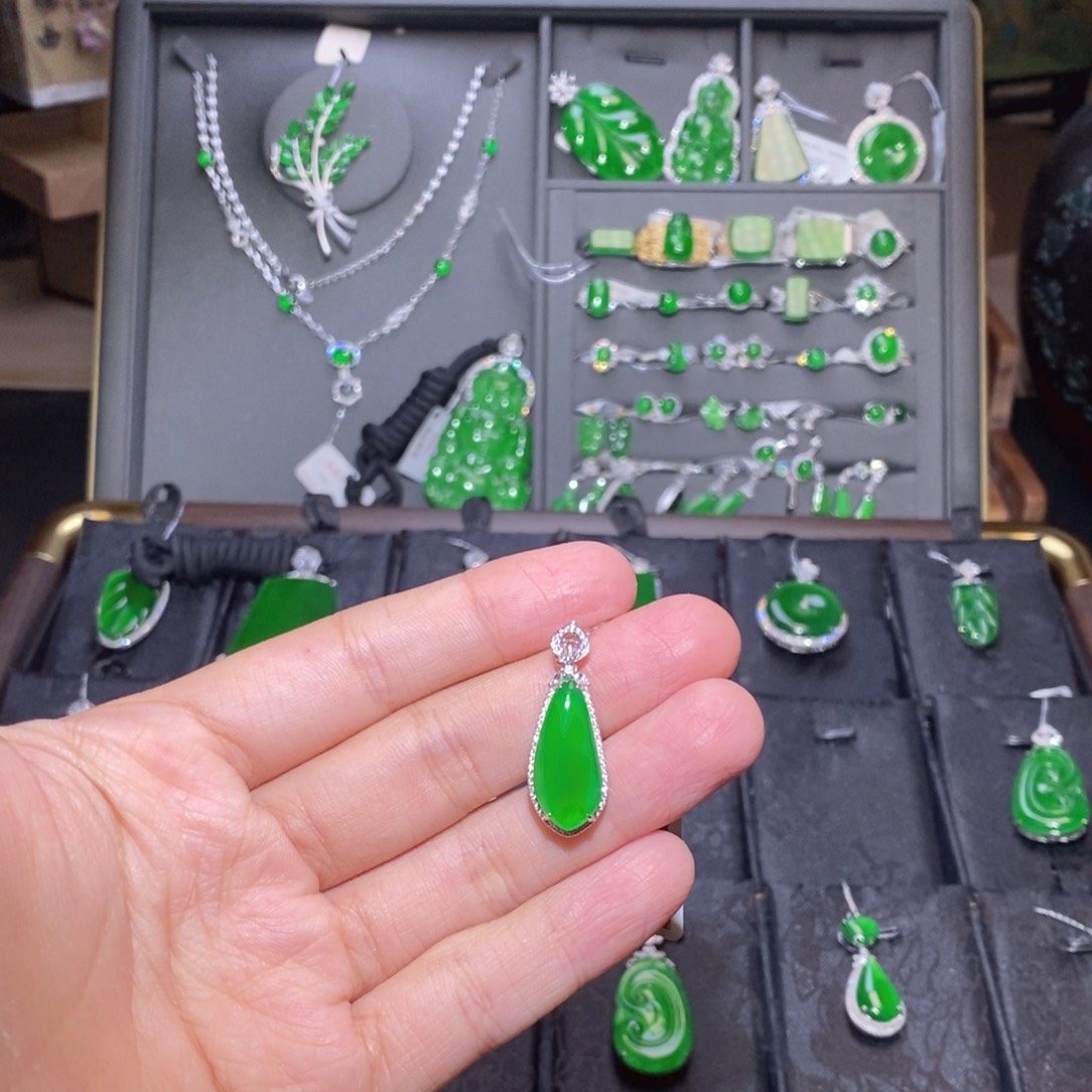 翡翠18K金镶嵌吊坠(不含链)福瓜吊坠