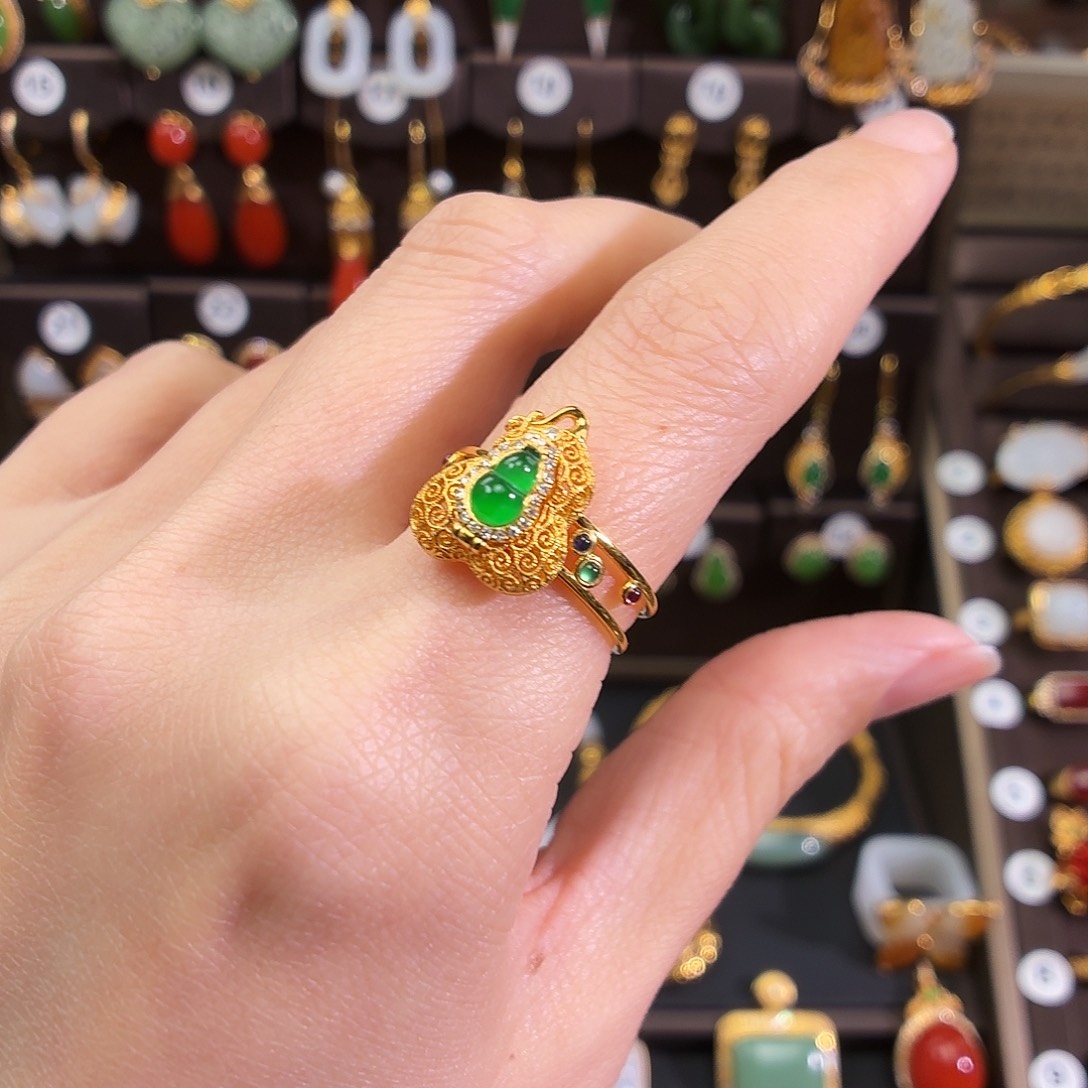 颈饰18K金镶嵌翡翠