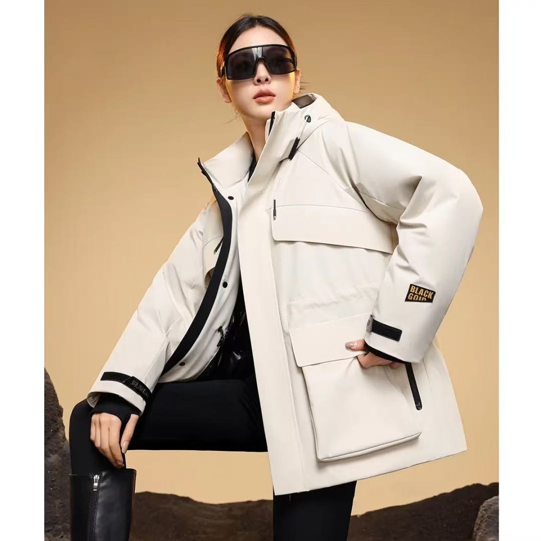 2406，时尚2025冬季新款户外系列轻奢收腰加厚百搭连帽黑金羽绒服